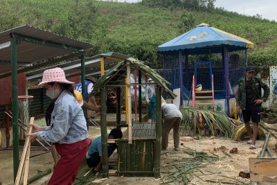 Công tác XHH phụ huynh đóng góp ngày công lao động cùng các cô giáo xây dựng môi trường vui chơi- trãi nghiệm cho trẻ tại điểm trường thôn Niên
